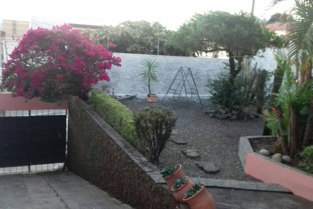 Área externa .Garagem, varanda e Jardim.
