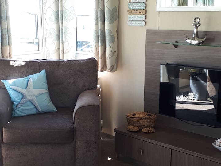 Beautiful Modern 2 Bedroom Caravan With Decking. - Newbiggin-by-the-Sea