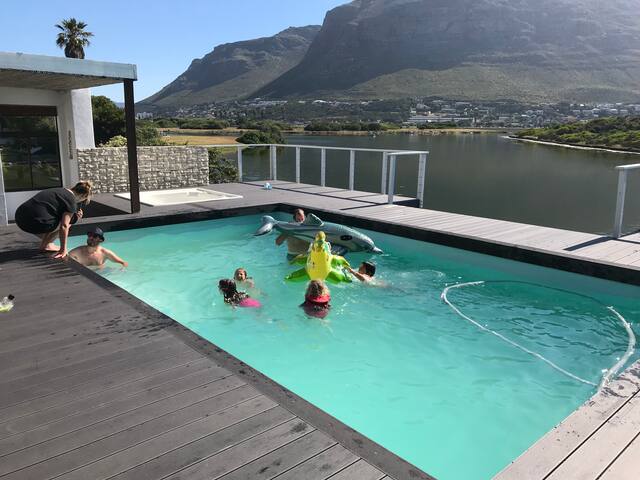 Spacious holiday home on lagoon gallery image 3