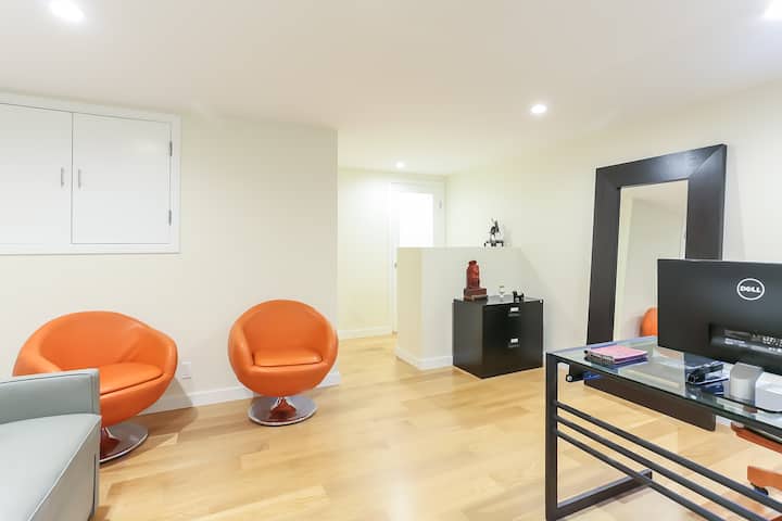 El tercer dormitorio de abajo también funciona como un excelente y tranquilo espacio de trabajo. 