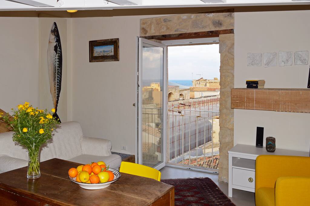 spazio soggiorno con la vista sul mare