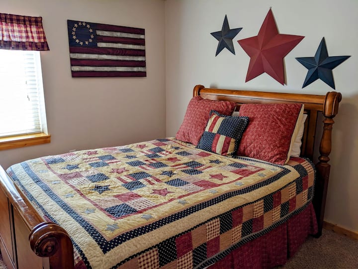 חדר שינה אמריקאי מס '3 יכול להלין 2 על מיטת קווין סייז