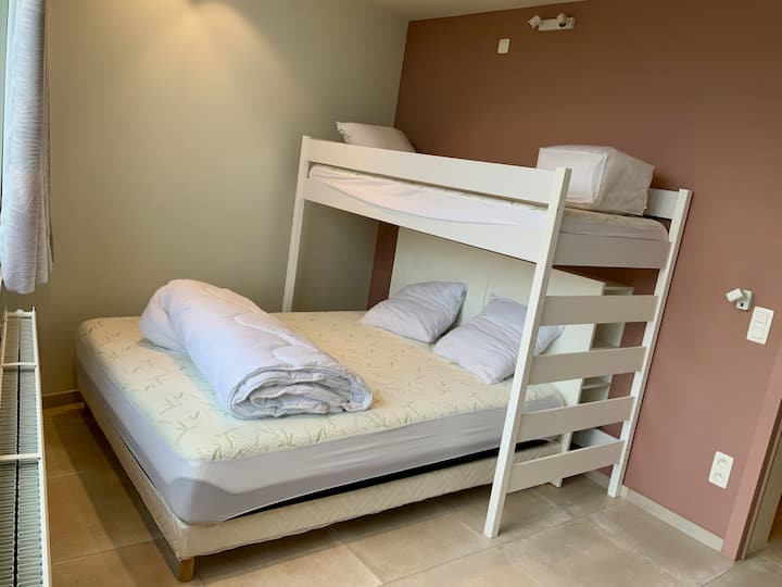 Ტბის ოთახი: 3 ადამიანი: 1 ორადგილიანი საწოლი, მეცადინეობის საწოლი, სამუშაო სივრცე, თარო, ლამაზი ხედი ბარბენჩკონის ტბაზე. ზეწრები მოთხოვნისამებრ