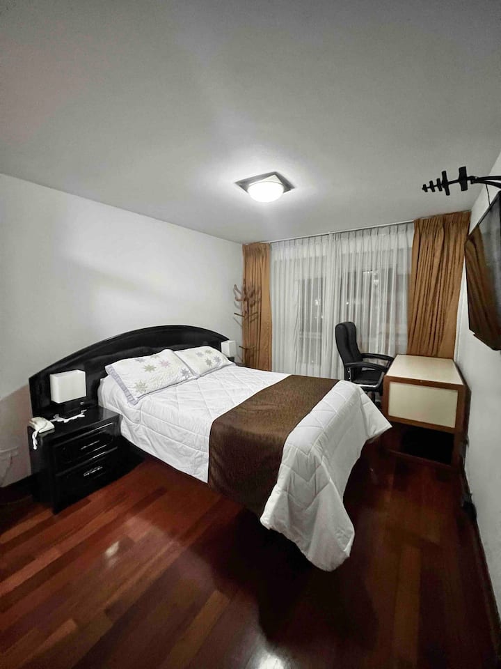 ห้อง 2 (ห้องนอนใหญ่) มีโต๊ะทำงานและเก้าอี้เพื่อสุขภาพ ห้อง 2 มีวิว Calle Italia