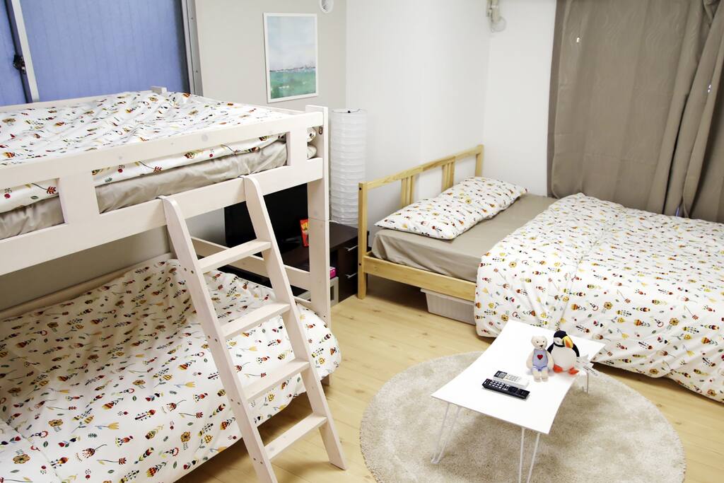 The bedroom is a double bed, a bunk bed and can accommodate four guests. Warm travel begins here.
臥室是一台雙人大床,一台雙層床,可以住四位客人。溫馨的旅行從這裡開始。