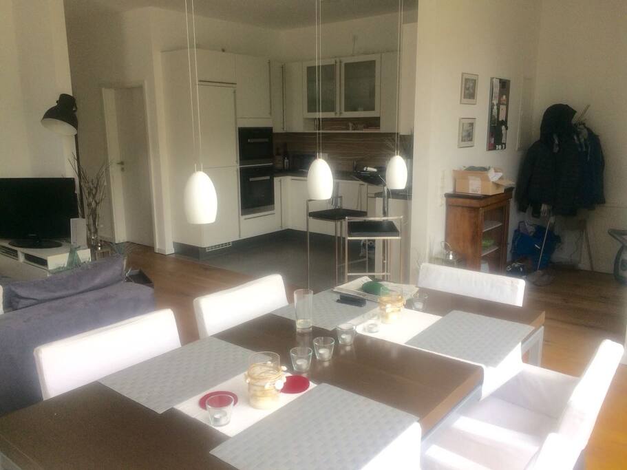 Essbereich mit Blick in die Küche