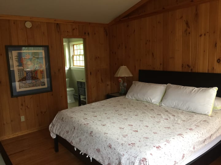 Dormitorio TAMAÑO KING en el segundo piso con baño privado