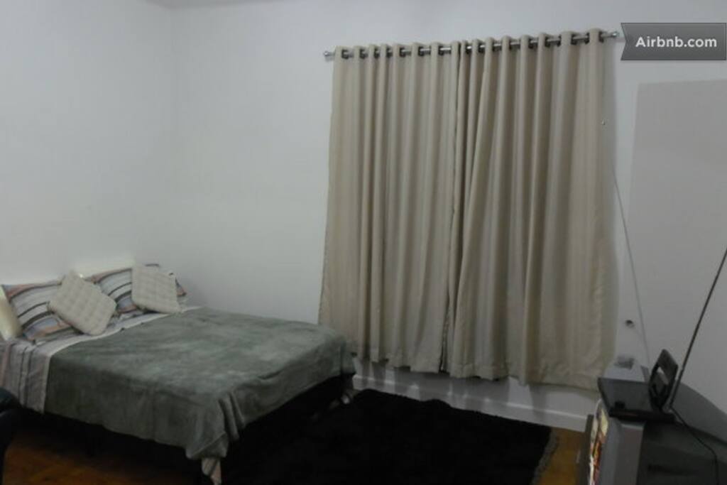 Cama de casal e ar condicionado