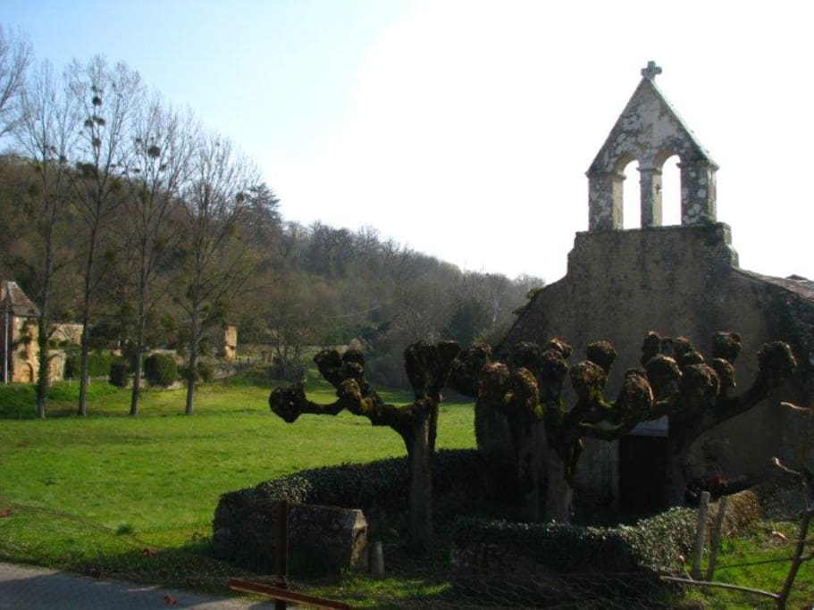 Vue de la terrasse du gîte sur la Chapelle de Mezeaux et la vallée