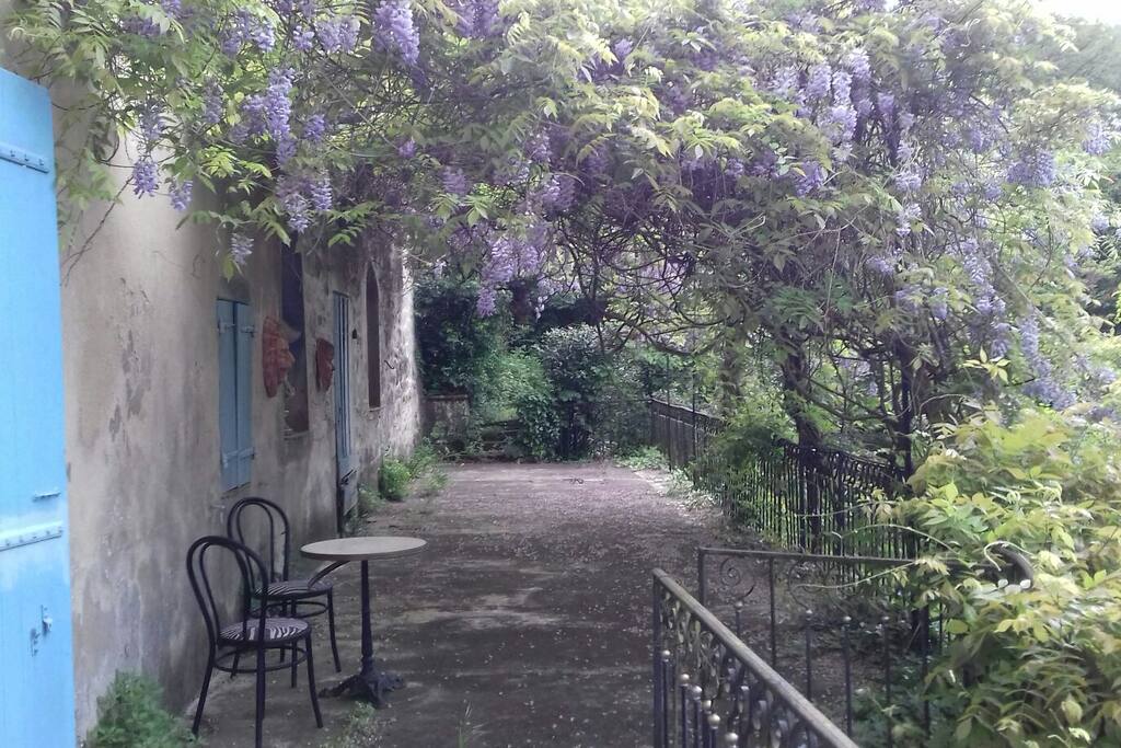 Une partie de la terrasse du 1er qui se prolonge au fond par un chemin de ronde ...