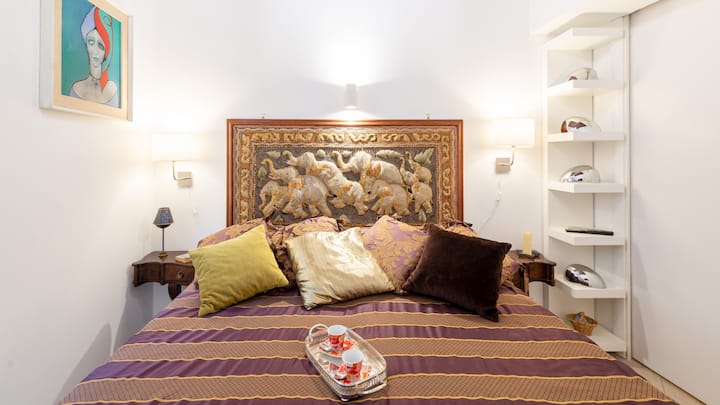 Primer dormitorio doble con cabecero de cama hecho de un batik antiguo