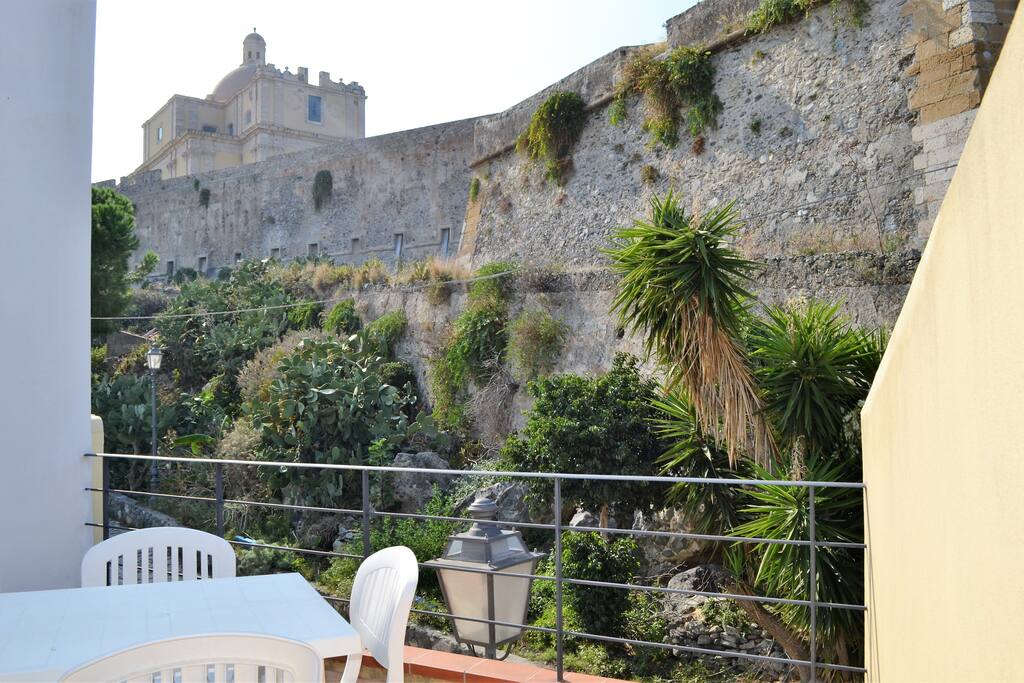 LA TERRAZZA E IL CASTELLO