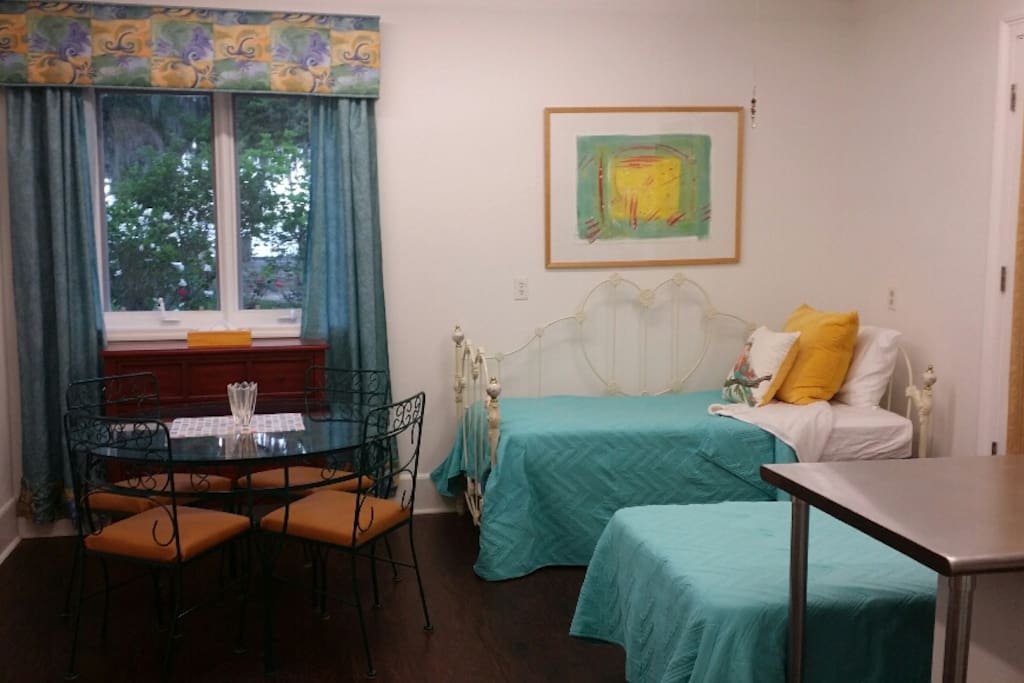 Private entry. This room has a king or 2 twin beds, private bath, kitchenette, table, 4 chairs, recliner, laundry, garage parking.
Access to front patio, dock n pool also.