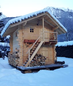 Chambre dans un petit chalet savoyard aux Bois