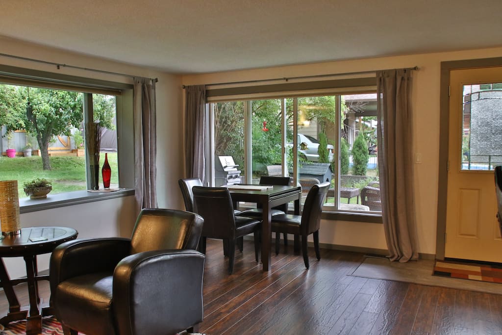 Dining room with expandable table