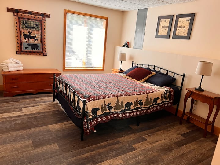 Camera da letto al piano inferiore con letto queen-size