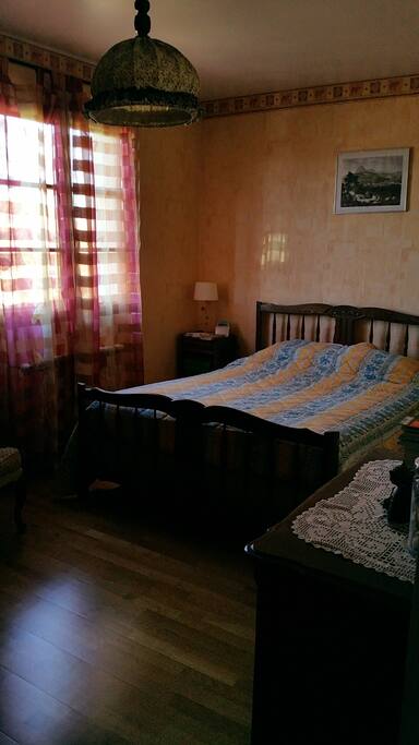 La chambre pour deux personnes avec un vrai lit