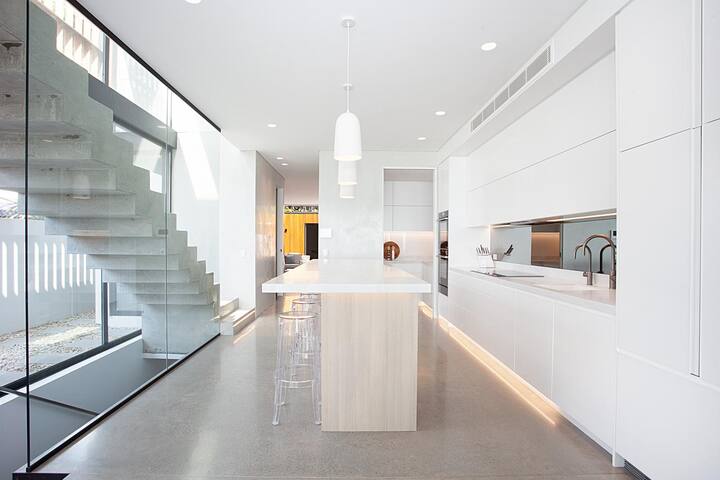 Luxury Beach House with direct Beach Access gallery image 5