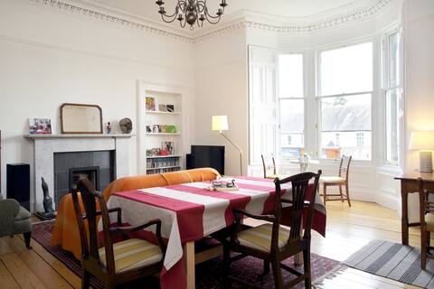 Top Airbnb: Warm bright apartment in Trinity. in Forth