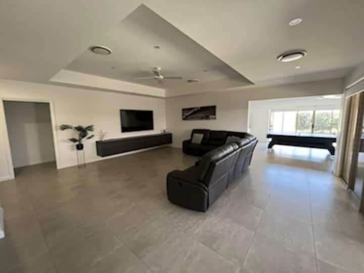 Brand New  4 Bedroom Spacious Modern Home - Griffith