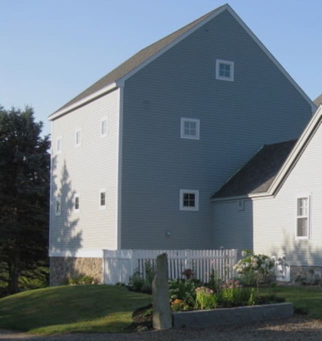 This is how the house for rent appears from the street.