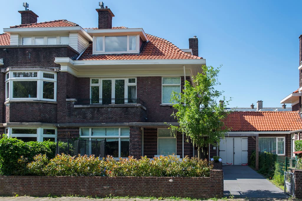 Our house! Free parking and use of the garage! Swing + trampoline for kids
