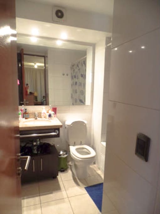 Baño privado con ducha de tina y cortina