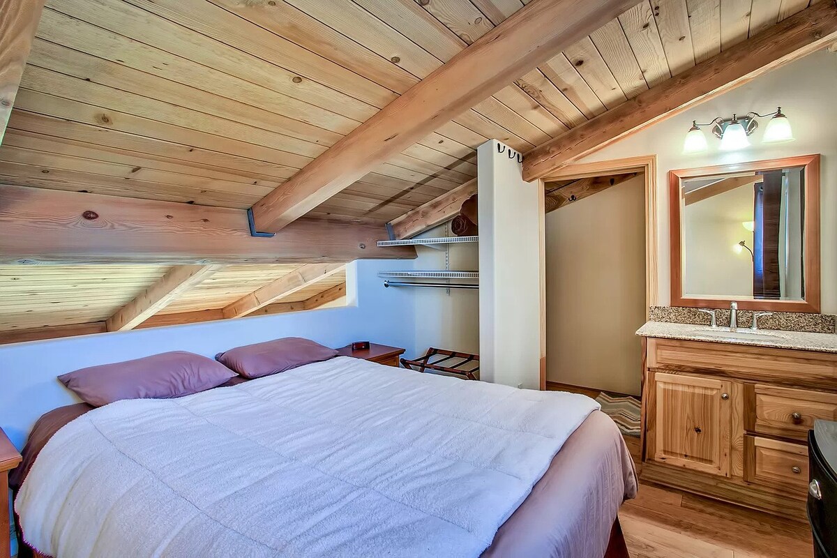 Roshani yenye kitanda cha ukubwa wa King