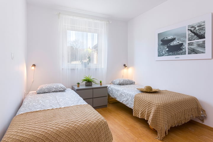 卧室2. 
- 2张90x200厘米的单人床- 2张布置（适合儿童或情侣）。