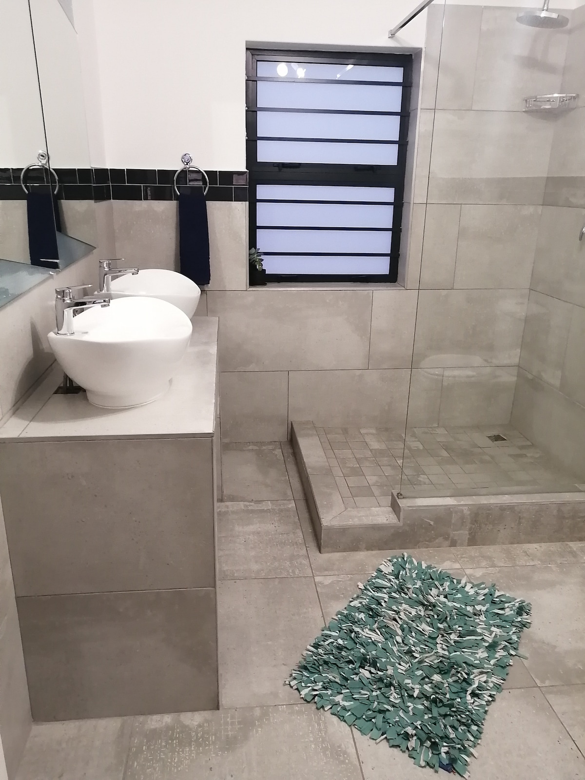 Zijn en haar wastafels in de ensuite badkamer van de grote slaapkamer.  