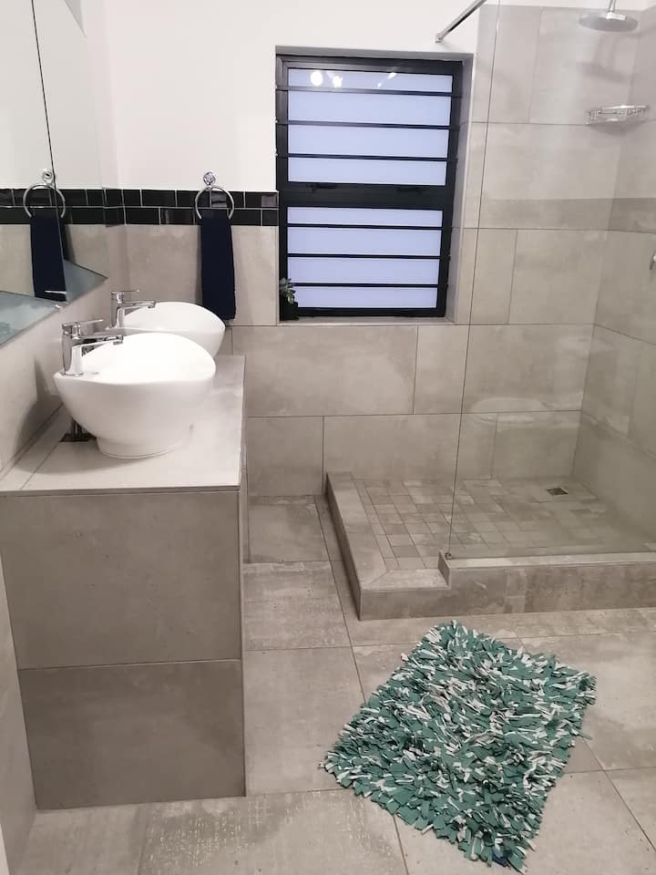 Zijn en haar wastafels in de ensuite badkamer van de grote slaapkamer.  