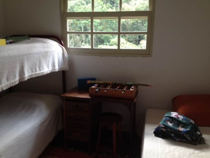 еднокреветна соба со 1 кревет на спрат и 1 кревет