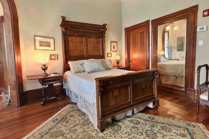 Magnolia suite with private bathroom - 1 queen bed, sleeps 2