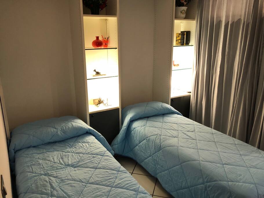 Area notte con letti a scomparsa e tenda divisoria coprente