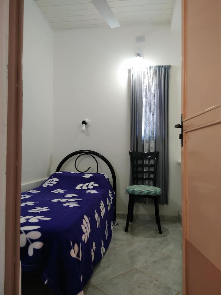 Habitación simple, baño compartido, ventilador y aire acondicionado...
Simple rooms, shared bathroom with one more person, fan and air conditioner...