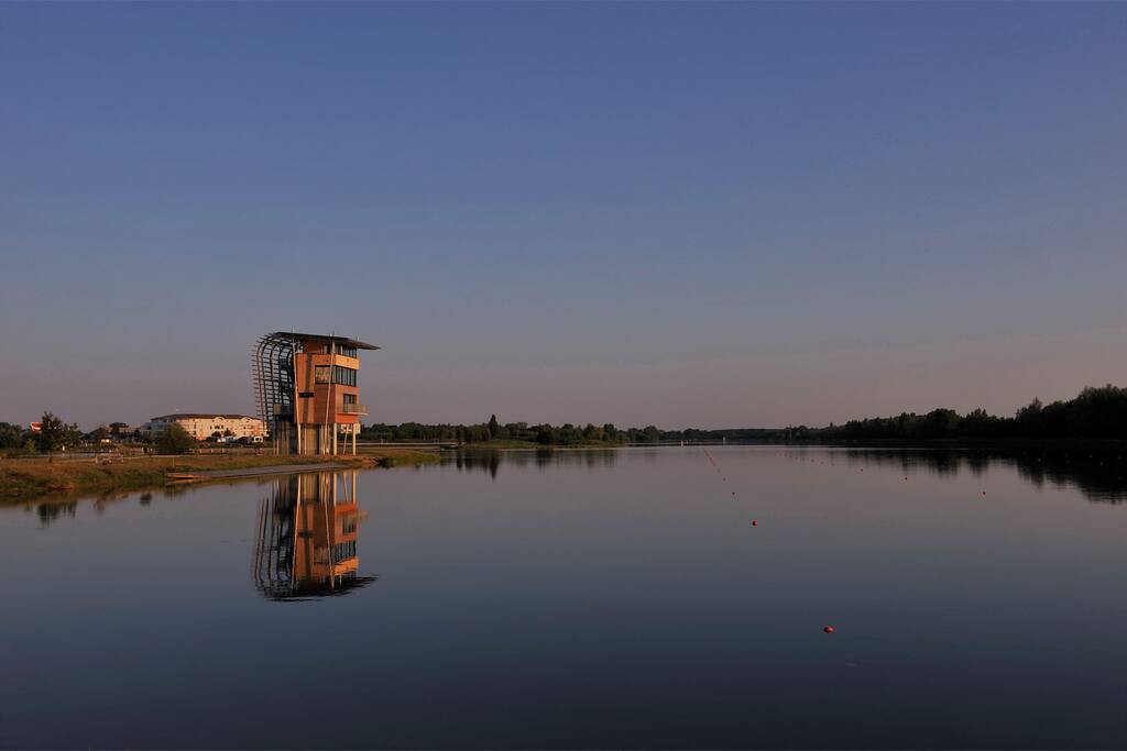 Vue sur le lac le soir.