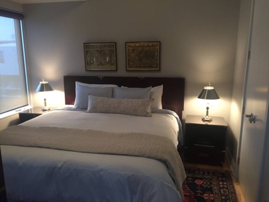King bed , ensuite full bathroom 3rd floor