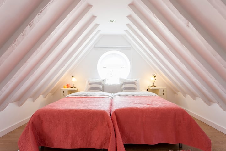 楼上舒适的卧室！