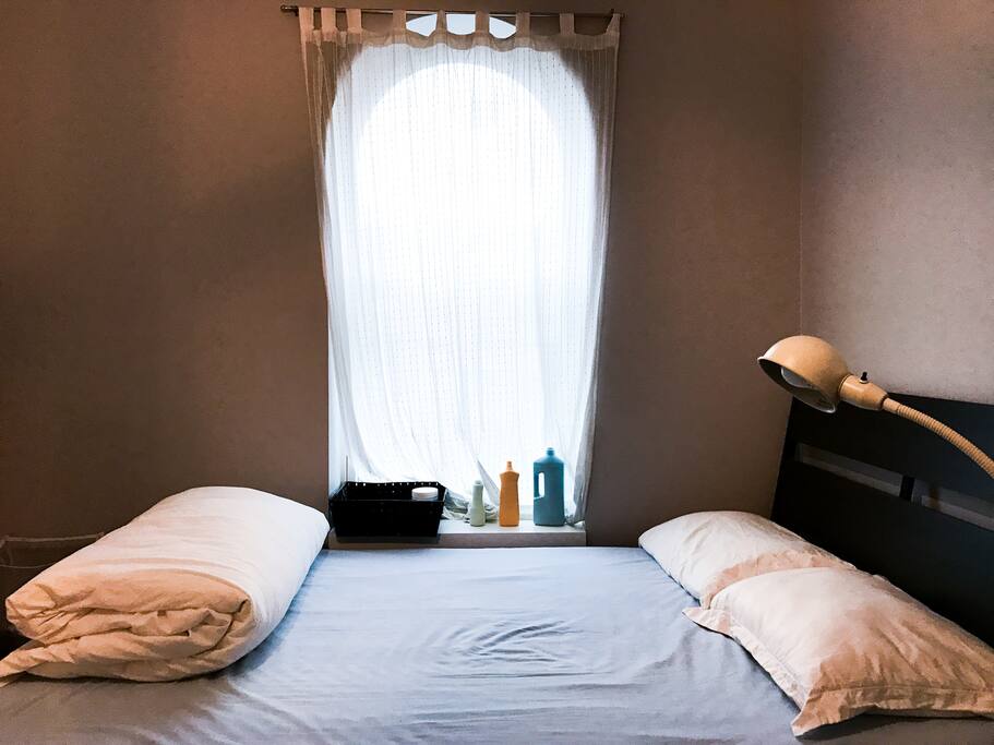 the bedroom (queen bed)