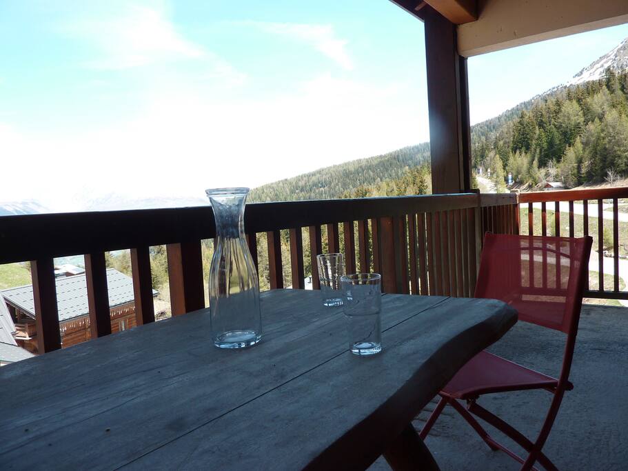 Grand balcon d'angle sans vis-à-vis avec table et chaises