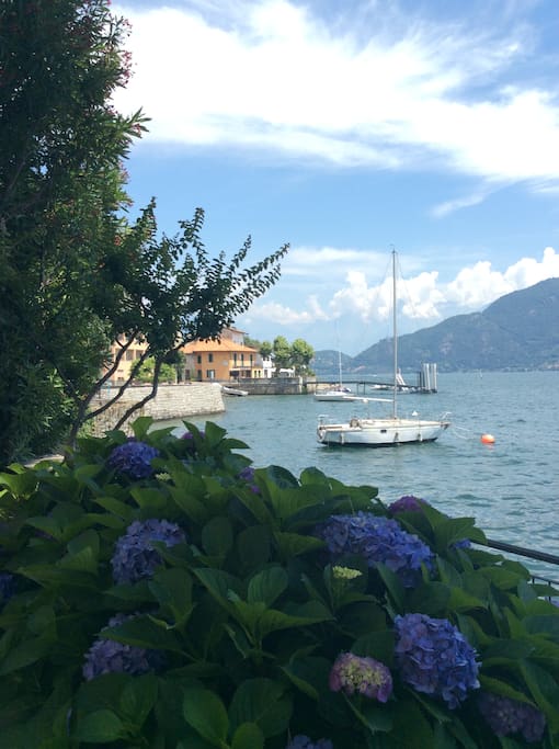 Vista dal giardino direttamente sul lago