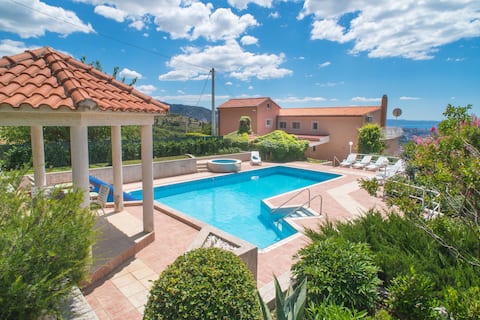 Villa Klara with 72 sqm pool and view on Split