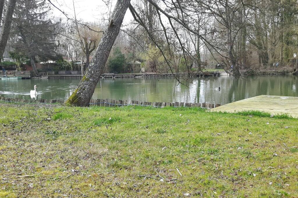 23 mètres de berge, avec ponton.