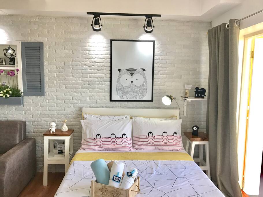 A double plus a queen size sofa bed with room enough for two camping mattresses
