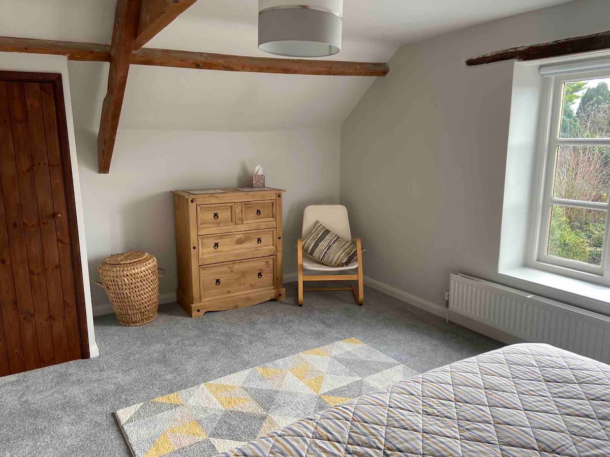 ห้องนอนชั้นแรกพร้อมเตียงซูเปอร์คิงไซส์