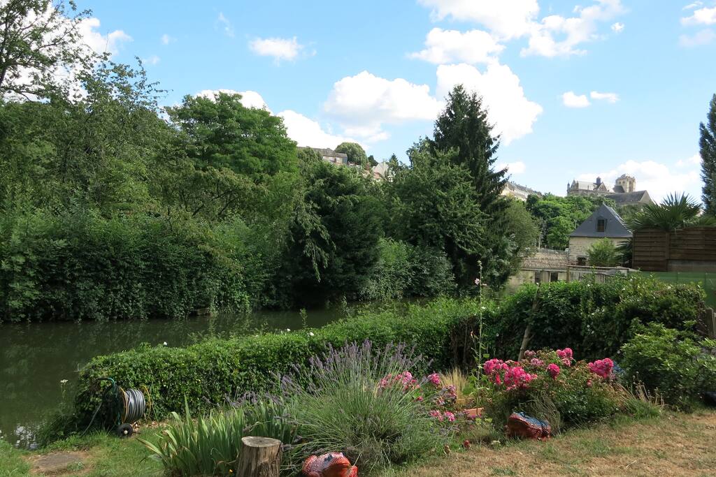 Vue sur la rivière et la Cathédrale