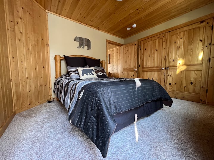 楼上卧室配备标准双人床 