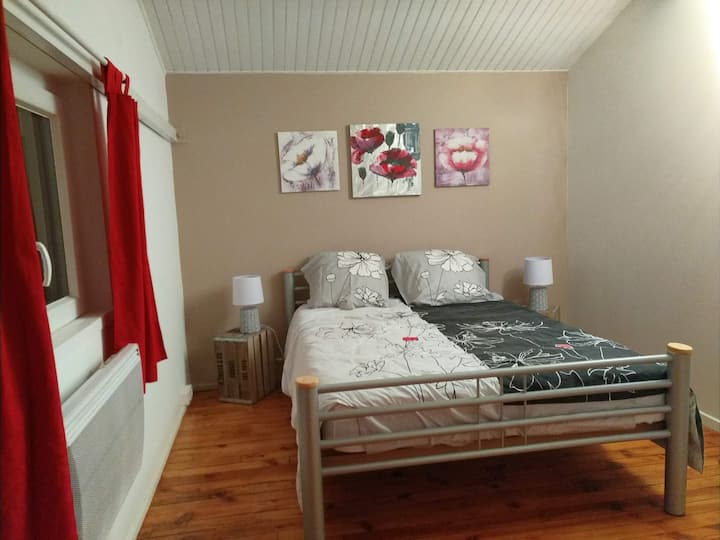 חדר השינה עם מיטה זוגית, שולחן,כיסא, 2 מנורות ליד המיטה, שקע Ethernet, חדר הלבשה.