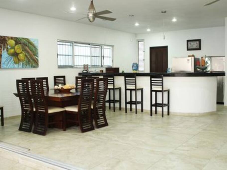 COMEDOR Y COCINA AL FONDO