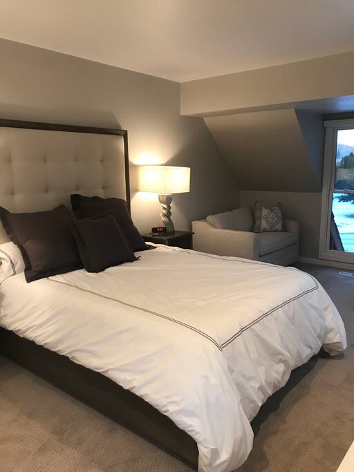 Guest Bedroom 2 w/private bathroom